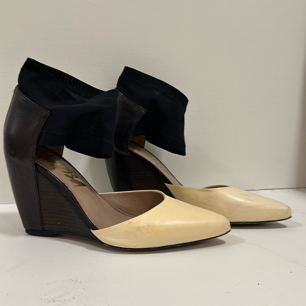 Mimosa Wedge shoe w elastic strap